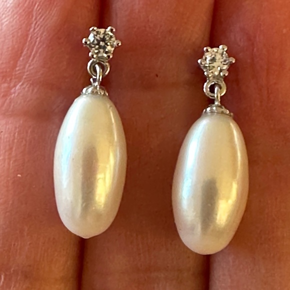 Handmade Jewelry - White Oval High Quality Cultured Pearls with CZ 925 Sterling Silver